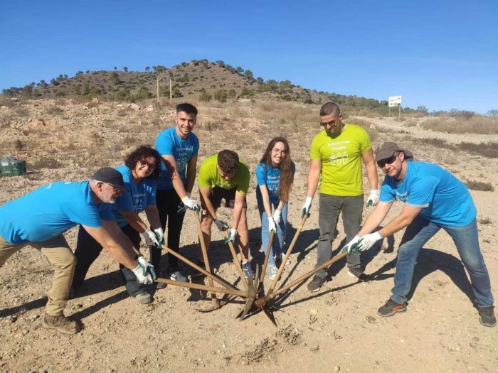 Group of Enagás professionals during an environmental volunteering activity