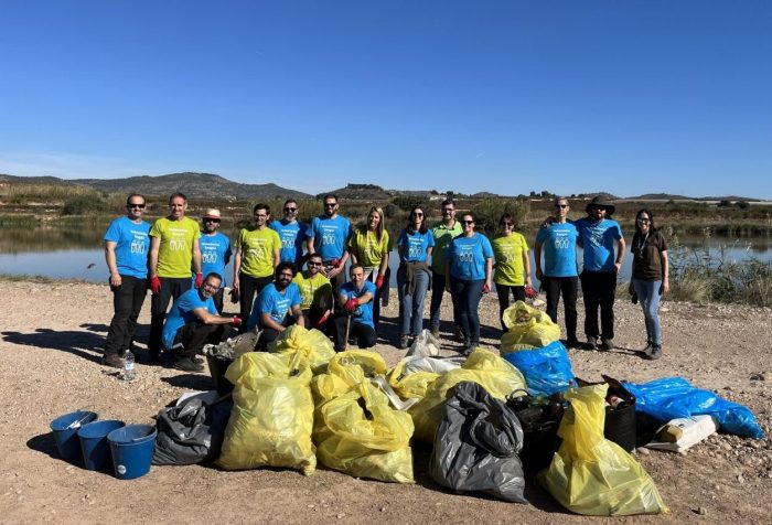 Enagás professionals at an environmental volunteering activity in Valencia