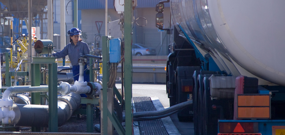 A Enagás female operator next to a truck