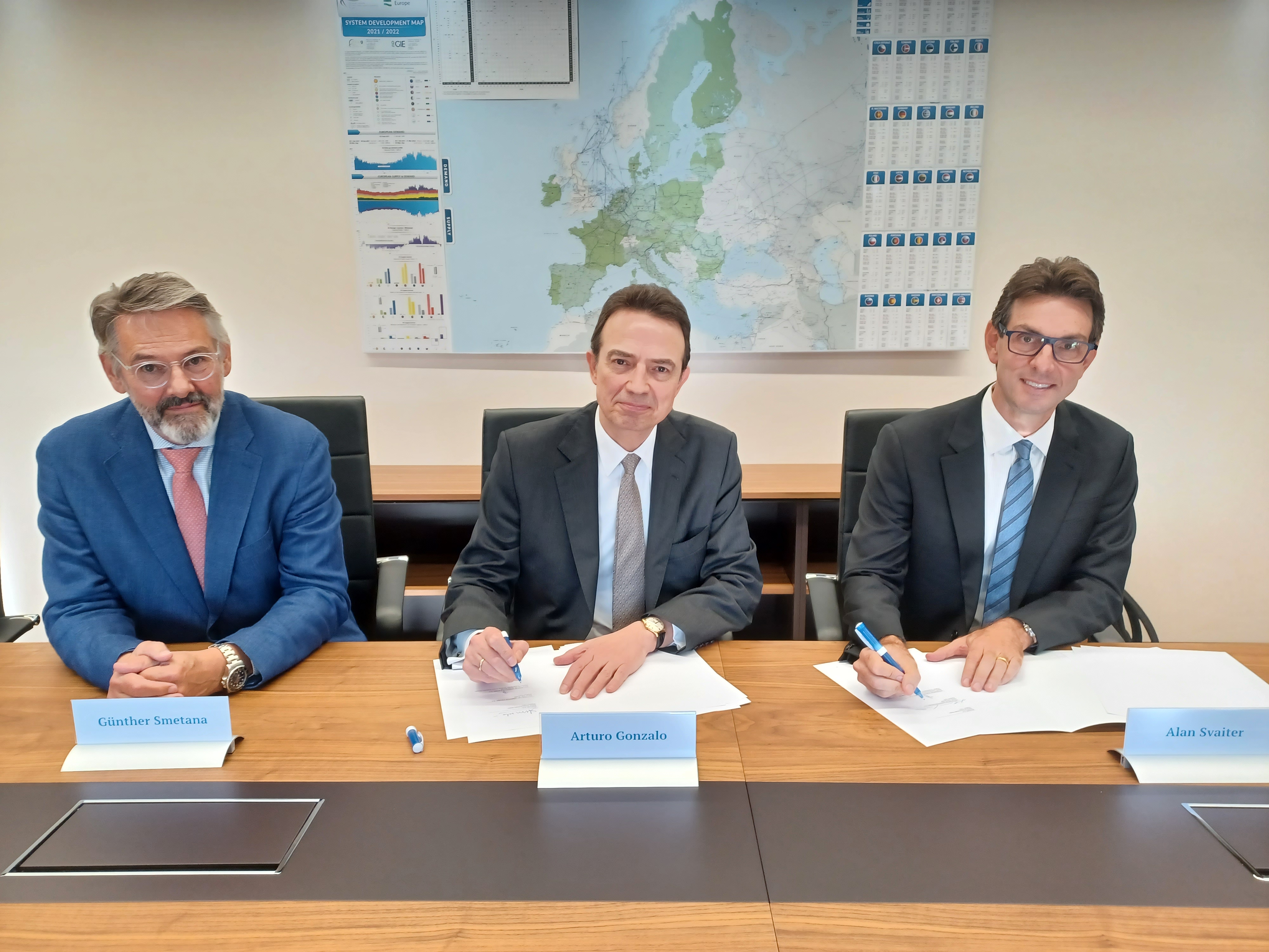 Günther Smetana, Arturo Gonzalo and Alan Svaiter at the agreement signed