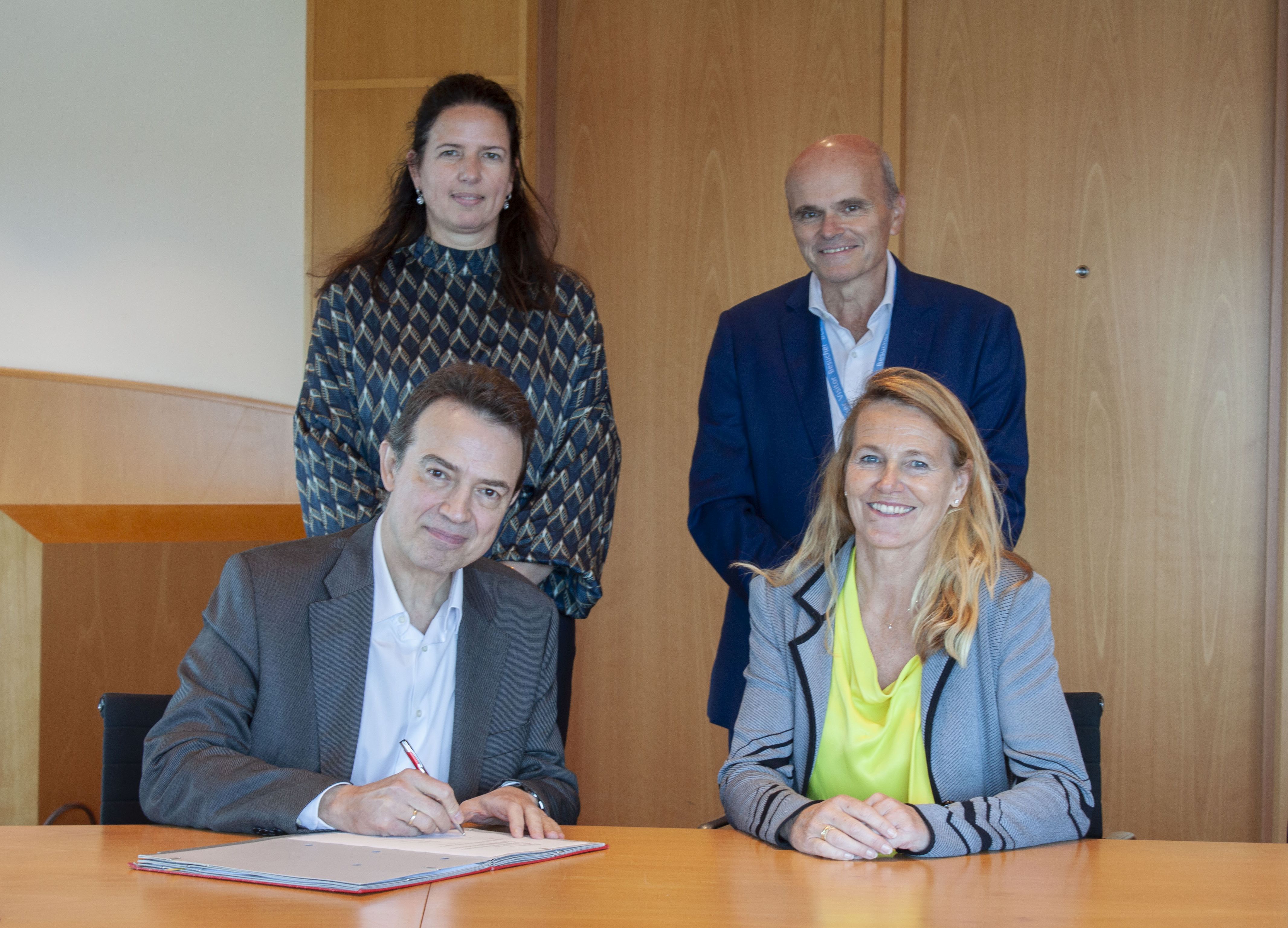 Enagás CEO and Gasunie CEO signing a MoU