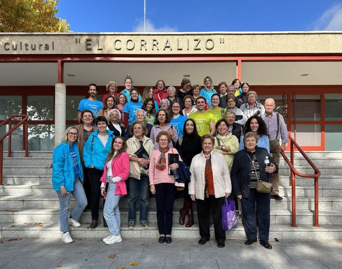 Profesionales de Enagás acompañando a personas mayores en un voluntariado en Madrid