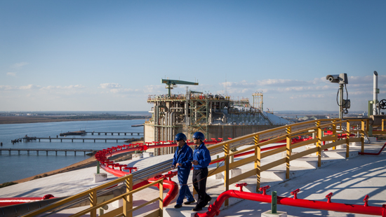 Dos operadores paseando en las instalaciones